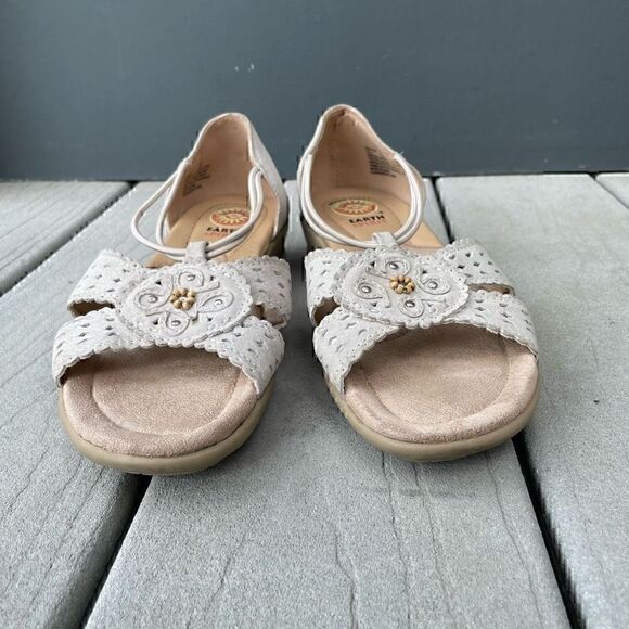Earth Spirit Sandals Womens Size 7.5 Beaded Leather Casual Pull On Beige Wedge - Picture 3 of 10